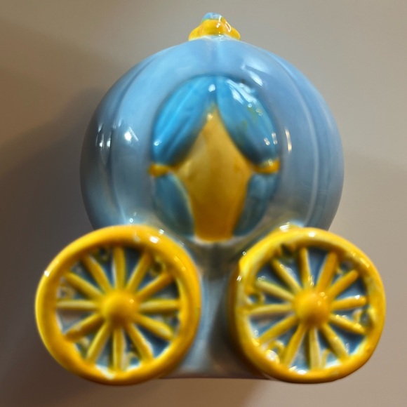 Disney Cinderella Carriage & Castle Salt and Pepper Shaker Set - Picture 10 of 16